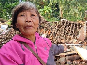 Cerita Tati yang Nyaris Tertimbun Rumah Ambruk Diterjang Longsor Cerita Tati yang Nyaris Tertimbun Rumah Ambruk Diterjang Longsor