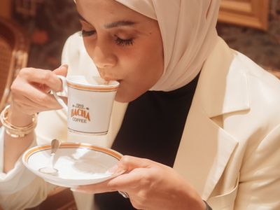 Serunya Olla Ramlan saat Makan Pecel Ayam hingga Ngopi Cantik