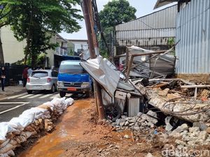 Detik-detik Tembok di Kalibata Jebol, Air pun Luber Memicu Banjir