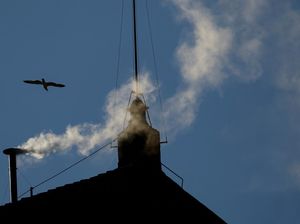 Sains di Balik Asap Hitam dan Putih dalam Pemilihan Paus Baru