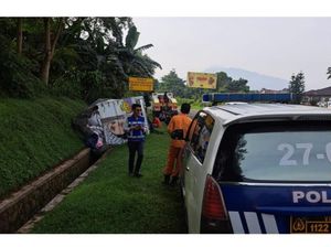 Truk Boks Masuk Parit di Tol Jagorawi gegara Sopir Mengantuk