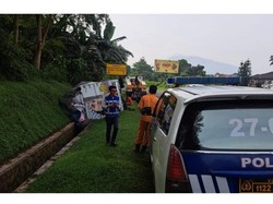 Truk Boks Masuk Parit di Tol Jagorawi gegara Sopir Mengantuk
