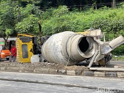 Truk Molen Terguling di Tanjakan Silayur Saat Sopir Turun Cari Ganjal