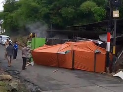 Truk Overload Tak Kuat Menanjak Berujung Terguling di Bogor