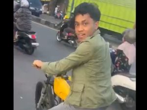 Video: Viral Anak Pensiunan Polisi di Maros Acungkan Jari Tengah ke Polantas