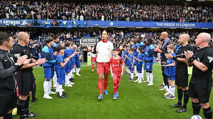 Virgil van Dijk LONDON, ENGLAND - MAY 04: (THE SUN OUT, THE SUN ON SUNDAY OUT) Virgil van Dijk of Liverpool leads his side out whilst receiving a guard of honour from players of Chelsea prior to the Premier League match between Chelsea FC and Liverpool FC at Stamford Bridge on May 04, 2025 in London, England. (Photo by Liverpool FC/Liverpool FC via Getty Images)