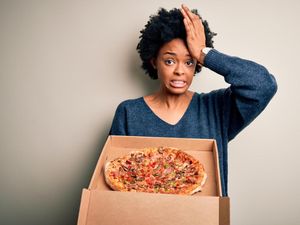 Wanita Ini Dicap Aneh Gegara Menikmati Pizza Topping Zaitun Wanita Ini Dicap Aneh Gegara Menikmati Pizza Topping Zaitun