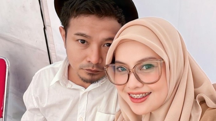 Retno Paradinah mendampingi Zul Zivilia manggung.