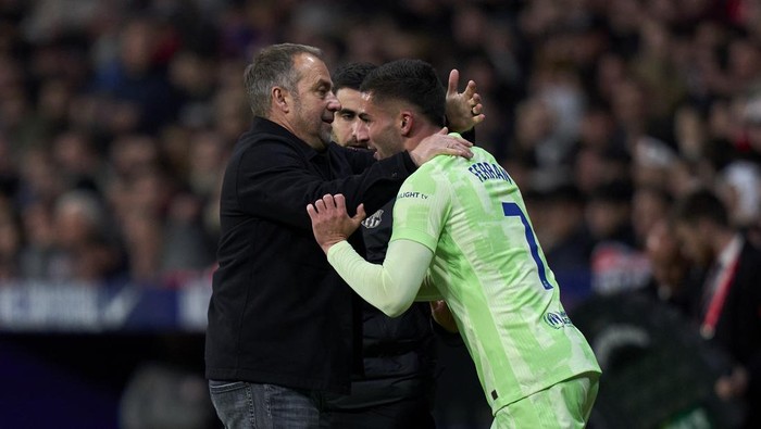 MADRID, SPAIN - MARCH 16: Ferran Torres of FC Barcelona celebrates his team second goal  with teammate during La Liga EA Sports match between Atletico de Madrid and FC Barcelona at Riyadh Air Metropolitano on March 16, 2025 in Madrid, Spain. (Photo by Diego Souto/Getty Images)