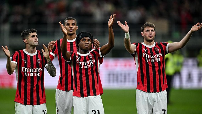 MILAN, ITALY - MAY 09: Christian Pulisic with Malick Thiaw, Samuel Chukwueze and Santiago Gimenez of AC Milan of AC Milan greets fans after the Serie match between Milan and Bologna at Stadio Giuseppe Meazza on May 09, 2025 in Milan, Italy. (Photo by Image Photo Agency/Getty Images)