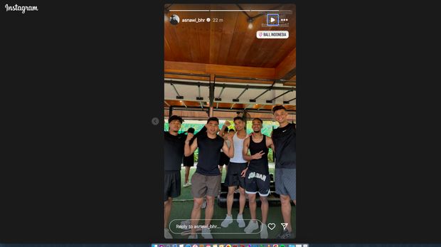 Asnawi Mangkualam memamerkan foto bersama Marselino Ferdinan saat menikmati libur kompetis di Bali, Sabtu (10/5). (Tangkapan Layar Instagram @asnawi_bhr)