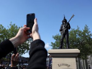 Video: Patung Vokalis Motorhead Lemmy Kilmister Diresmikan di Burslem Video: Patung Vokalis Motorhead Lemmy Kilmister Diresmikan di Burslem