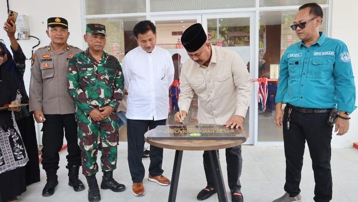 Bupati Kukar, Edi Damansyah dalam peresmian Gedung Balai Pertemuan Umum (BPU) Kecamatan Muara Badak