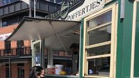 Potret Elodie Bouttier Saat Jajan Food Truck dan Pancake di Australia