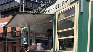 Potret Elodie Bouttier Saat Jajan Food Truck dan Pancake di Australia