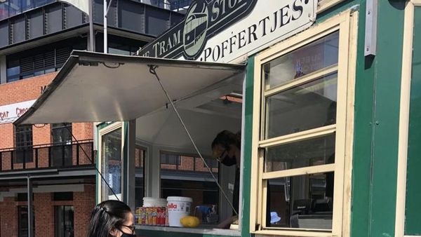 Potret Elodie Bouttier Saat Jajan Food Truck dan Pancake di Australia