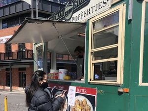 Potret Elodie Bouttier Saat Jajan Food Truck dan Pancake di Australia Potret Elodie Bouttier Saat Jajan Food Truck dan Pancake di Australia
