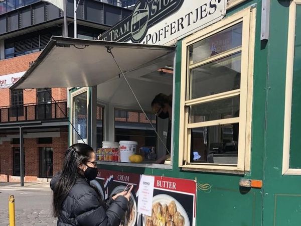 Potret Elodie Bouttier Saat Jajan Food Truck dan Pancake di Australia