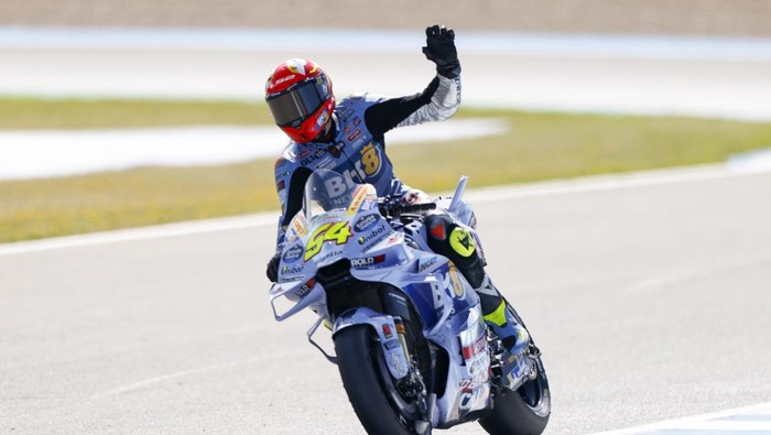 Fermin Aldeguer Fermin Aldeguer of BK8 Gresini Racing MotoGP shows appreciation to fans during the Qualifying MotoGP of the MotoGP of Spain 2025 - Gran Premio Estrella Galicia 0,0 at Circuito de Jerez in Jerez de la Frontera, Spain, on April 26, 2025. (Photo by Jose Luis Contreras/Dax Images) (Photo by DAX Images/NurPhoto via Getty Images)