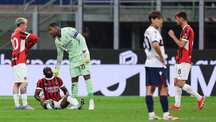 MILAN, ITALY - MAY 09: Fikayo Tomori of AC Milan suffers an injury during the Serie A match between AC Milan and Bologna at Stadio Giuseppe Meazza on May 09, 2025 in Milan, Italy. (Photo by Francesco Scaccianoce/Getty Images)