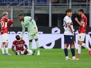 Cedera Aneh Fikayo Tomori di Laga AC Milan Vs Bologna Cedera Aneh Fikayo Tomori di Laga AC Milan Vs Bologna