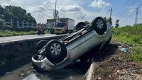 Penampakan Fortuner Nyemplung Sungai di Sidoarjo
