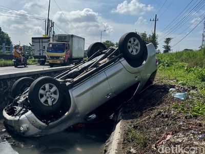 Penampakan Fortuner Nyemplung Sungai di Sidoarjo