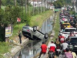 Fortuner Nyemplung Sungai di Depan Perum Anggaswangi Sidoarjo