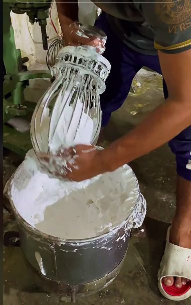 Jijik! Proses Bikin Kue Ulang Tahun Ini Pakai Tangan Telanjang