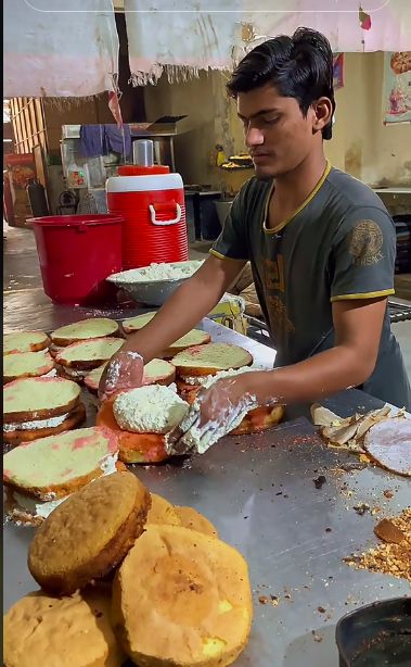 Jijik! Proses Bikin Kue Ulang Tahun Ini Pakai Tangan Telanjang