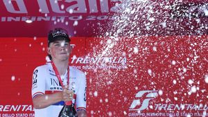 Josh Tarling Jadi yang Tercepat di Etape 2 Giro dItalia 2025