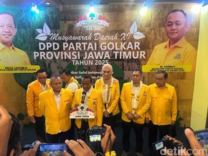 Bahlil ke Emil Dardak: Kalau Sudah Tidak Nyaman Beringin Siap Bersamai Bahlil ke Emil Dardak: Kalau Sudah Tidak Nyaman Beringin Siap Bersamai