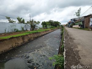 Warga Keluhkan Tumpukan Sampah di Kanal Makassar Keluarkan Bau Busuk