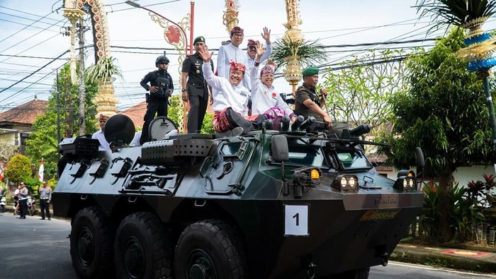 Koster bareng Sedana Arta melaksanakan joy ride keliling Kota Bangli memakai kendaraan tempur Anoa di HUT Bangli, Sabtu (10/5/2025). (IST) Koster bareng Sedana Arta melaksanakan joy ride keliling Kota Bangli memakai kendaraan tempur Anoa di HUT Bangli, Sabtu (10/5/2025). (IST)