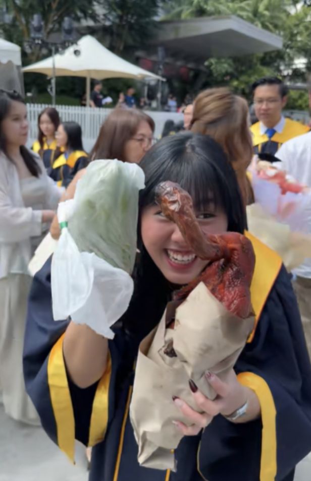 Kreasi Buket Wisuda Unik! Bebek Panggang Utuh yang Bikin Ngiler