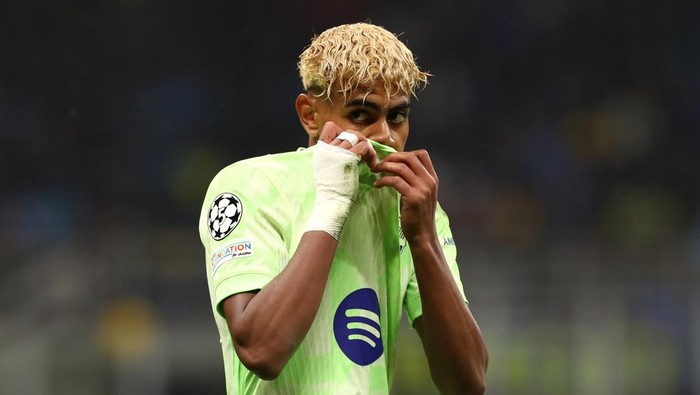 MILAN, ITALY - MAY 06: Lamine Yamal of FC Barcelona looks dejected at full-time following the teams defeat and subsequent elimination after the UEFA Champions League 2024/25 Semi Final Second Leg match between FC Internazionale Milano and FC Barcelona at Giuseppe Meazza Stadium on May 06, 2025 in Milan, Italy. (Photo by Marco Luzzani/Getty Images)