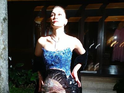 Detail Gaun Pengantin Luna Maya dengan Lukisan Ayahnya, Uut Bambang Sugeng
