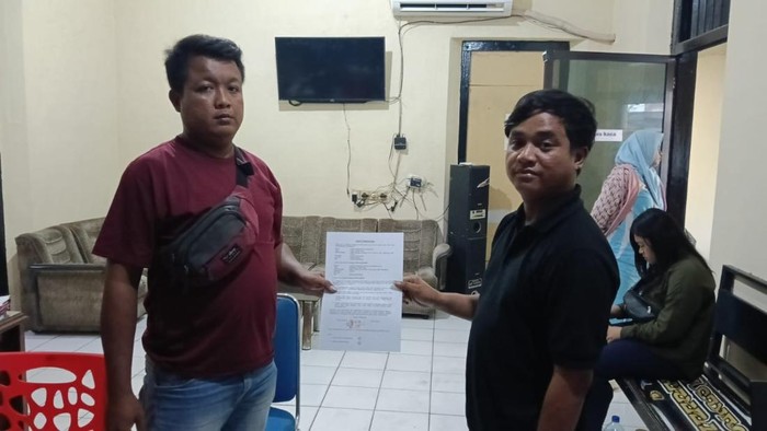 Mediasi problem booming maling disebut terjebak dalam kendaraan beroda empat di Kudus. Mediasi problem booming maling disebut terjebak dalam kendaraan beroda empat di Kudus. Ternyata pelaku mabuk dan salah masuk kendaraan beroda empat di Polsek Kudus Kota, Jumat (9/5/2025).