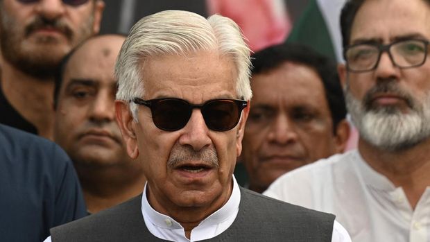 Pakistan's Defence Minister Khawaja Muhammad Asif (C) addresses the demonstrators during a protest to show solidarity with the people of Indian-administered Kashmir, in Islamabad on August 5, 2022. (Photo by Aamir QURESHI / AFP)