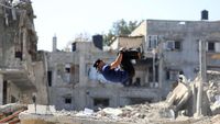 Saat Reruntuhan Jalur Gaza Jadi Lahan Bermain Parkour