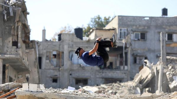 Saat Reruntuhan Jalur Gaza Jadi Lahan Bermain Parkour