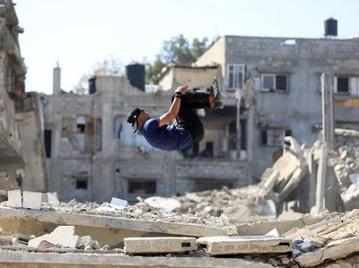 Saat Reruntuhan Jalur Gaza Jadi Lahan Bermain Parkour