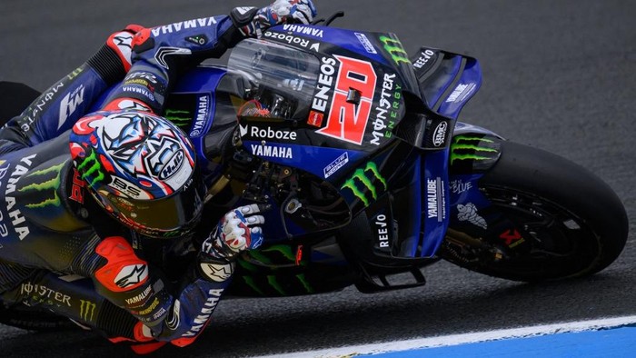 Monster Energy Yamaha MotoGP teams French motoGP rider Fabio Quartararo rides during a France Moto GP Grand Prix free practice session at the Le Mans Circuit on May 9, 2025. (Photo by Loic VENANCE / AFP)