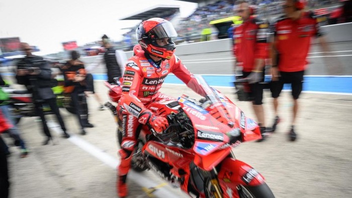 MOTO-PRIX-FRA-PRACTICE Ducati Lenovo Teams Spanish MotoGP rider Marc Marquez attends the free practice session of the MotoGP France Grand Prix at Le Mans racetrack, western France, on May 9, 2025. (Photo by Loic VENANCE / AFP)