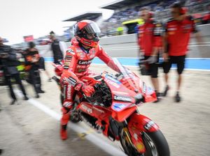 Momen Motor Marquez Mogok dan Didorong di FP MotoGP Inggris Momen Motor Marquez Mogok dan Didorong di FP MotoGP Inggris