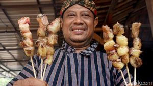 Nikmatnya Sate Kronyos Lagi Ngetren di Jombang