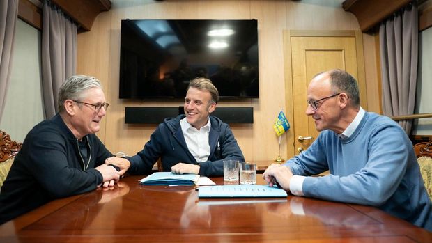 Britain's Prime Minister Keir Starmer meets with French President Emanuel Macron and German Chancellor Friedrich Merz on board a train to the Ukrainian capital Kyiv where all three will hold meetings with Ukrainian President Volodymyr Zelensky, May 9, 2025. Stefan Rousseau/Pool via REUTERS