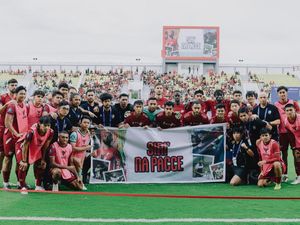 Spanduk Kami Bersama Yuran Terbentang di Stadion BJ Habibie Saat PSM Vs Malut Spanduk Kami Bersama Yuran Terbentang di Stadion BJ Habibie Saat PSM Vs Malut