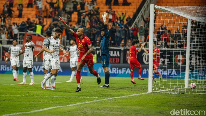 Pemain Persija Jakarta Gustavo mencetak gol ke gawang Bali United dalam pertandingan Liga 1 di Jakarta International Stadium.