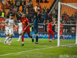 Striker Persija Gustavo Almeida melakukan selebrasi usai mencetak gol ke gawang Bali United di JIS, Sabtu (10/5/2025).